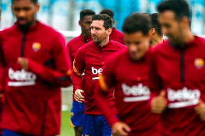 Una escena que hace poco parecía imposible, Lionel Messi entrenando junto a sus compañeros del Barça.
