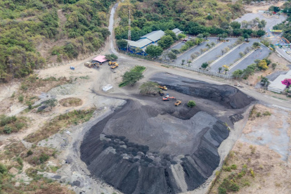 Una de las canteras que quedan en la vía a la costa.