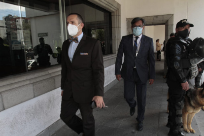 Juan Pablo Albán y Paúl Ocaña, a su ingreso a la Corte el lunes para la lectura de la resolución.