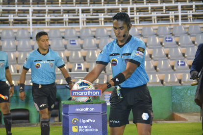 En las últimas fechas los errores de los árbitros son más notorios. La cercanía de la definición de la etapa hace que la lupa se centre en ellos, quienes esperan contar pronto con la ayuda del VAR.