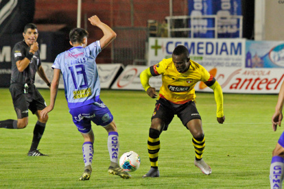 José Angulo (d), delantero de Barcelona, en la acción donde tuvo que se cambiado frente a Macará.