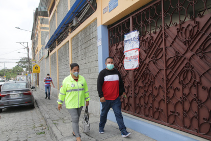 Hecho. Personal de la Dinapen acudió al centro educativo que fue clausurado este jueves.