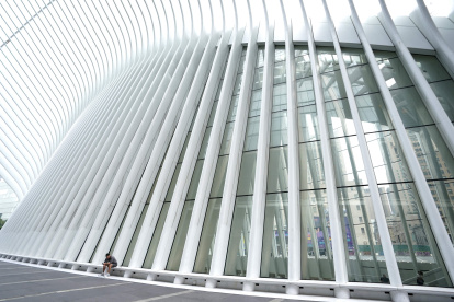 Un hombre se sienta fuera del Oculus del World Trade Center Transportation Hub.