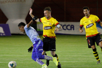 Clave. Damián Díaz (d), mediocampista de Barcelona, además de marcar el gol reguló los tiempos en el Ídolo, sin embargo su tanto no alcanzó para sumar los tres puntos.