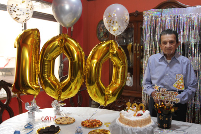 El protagonista. Ángel Abraham Garaycoa durante el festejo por sus 100 años de vida, en su vivienda ubicada en la Alborada.