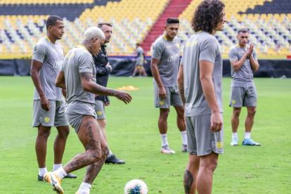 Michael Arroyo (i) trabajó a la par del reto de sus compañeros.