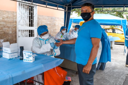 Una brigada de médicos del Municipio de Guayaquil realizan pruebas de Covid en la ciudad.