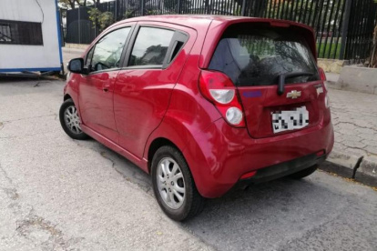 El vehículo utilizado por el detenido fue alquilado a otro ciudadano. El apresado actuaba con un cómplice, quien no podido ser capturado.