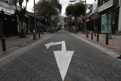 El sector de La Mariscal, conocido como la arteria de ‘la farra’ del centro norte de Quito, quedó abandonado, con más del 40 % de sus locales cerrados o en venta.