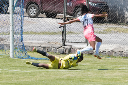 Disputa. Mayerlin Montoya (amarillo) le gana el balón a la delantera de Ñañas, Karen Páez (13) durante el partido de la primera fecha de la Superliga Femenina del Ecuador.