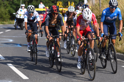 Competencia. Carapaz (casco negro), dentro del pelotón en la etapa 14 del Tour de Francia, en el que escaló ayer al puesto 13; Soren Kragh Andersen, vencedor de la jornada.