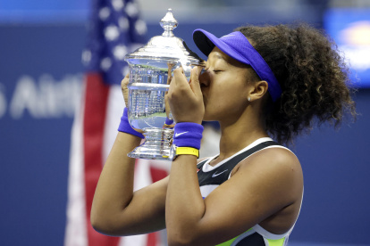 Osaka, de 22 años, besa el trofeo del US Open 2020. Ya suma dos con el de 2018