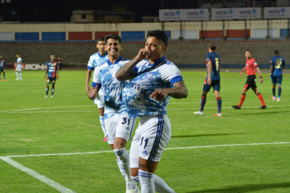 El colombiano Alexis Zapata fue el encargado de abrir el marcador en Riobamba, a favor de Emelec.