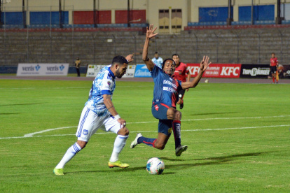 Robert Burbano (i) no fue un gran aporte para Emelec en el partido ante Olmedo.