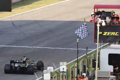 Lewis Hamilton recibiendo la bandera a cuadros en el Gran Premio de La Toscana.
