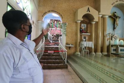 El padre Alirio Castro Rodríguez, misionero de Stella Maris, muestra el primer cuadro con el que se inauguró el templo guayaquileño.