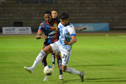 Facundo Barceló (31) no aportó en la delantera de Emelec. Queda la sensación de querer verlo junto a Roberto Ordóñez.