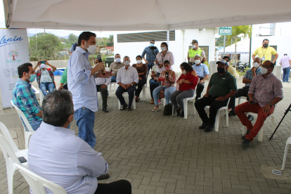 El ministro de Transporte y Obras Públicas, Gabriel Martínez, se reunió el sábado con habitantes de Pedernales.