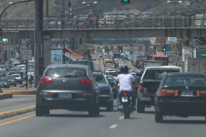 Congestionamiento. Desde el pasado 24 de agosto la ATM prohibió invadir los carriles de la metrovía. La medida es defendida por el gerente de la institución.  El cambio ha generado más embotellamientos.