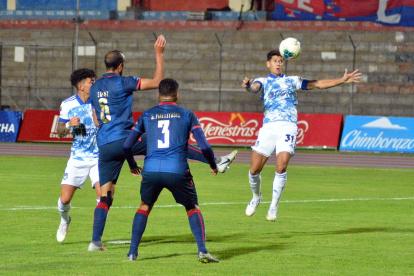 En el partido ante Olmedo, Facundo Barceló (d) no aportó en la delantera de Emelec. Queda la sensación de querer verlo junto a Roberto ‘la Tuka’ Ordóñez.