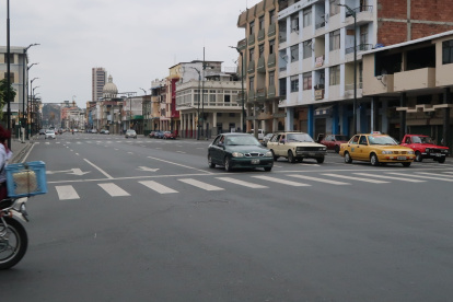 Circulación. Ayer, avenidas como la Machala y Quito, en el centro, lucieron parcialmente descongestionadas.
