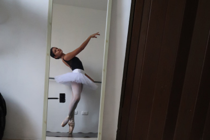 María Paula ensaya de 5 a 8 horas al día, en su habitación.