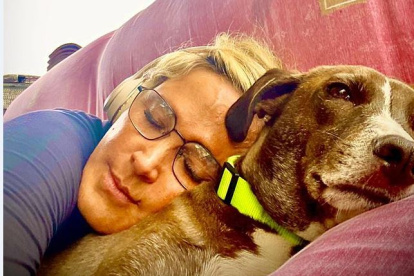 La alcaldesa abrazada a uno de sus varios perros rescatados.