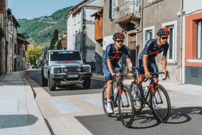 El ciclista ecuatoriano Richard Carapaz (i) entrenó este lunes por las calles de Grenoble durante su día de descanso obligatorio junto a otro miembro del Team INEOS
