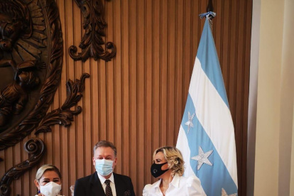 Entrega de reconocimiento a Gustavo Rivadeneira por labor comunitaria.