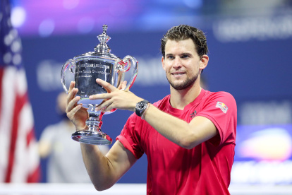 Histórica. El tenista austriaco agarra embelesado su primer trofeo de Grand Slam tras remontar ante Zverev por parciales de 2-6, 4-6, 6-4, 6-3 y 7-6(6).

== FOR NEWSPAPERS, INTERNET, TELCOS & TELEVISION USE ONLY ==

 GSE-SPO-TEN-WTA-2020-US-OPEN---DAY-14