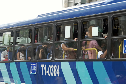 Transportación. La ATM informó que los articulados de la metrovía pueden llevar 80 pasajeros: 37 sentados y 43 de pie. Sin embargo, hubo usuarios que se quejaron de que en ellos hubo muchas más personas que lo establecido por las autoridades.