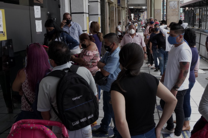 La aglomeración fue evidente en los exteriores de las entidades bancarias de la ciudad.