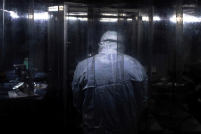 Imagen de las pruebas a la que fue sometido el plástico que acaba con el coronavirus en minutos.