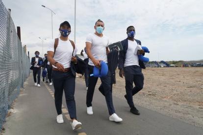 Carlos Garcés (c) antes de tomar el vuelo que lo llevaría a Argentina con el resto de la plantilla cetácea.