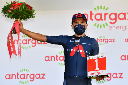 Richard Carapaz en el podio de la etapa 16 del Tour de Francia con el premio a la combatividad.