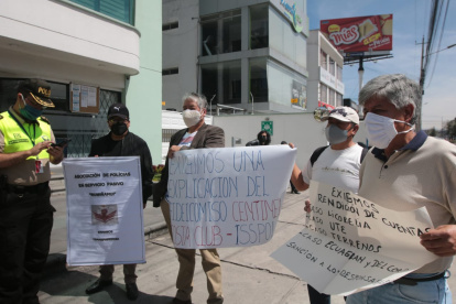 Una veintena de pensionistas del Isspol hizo un plantón en los exteriores de la entidad en contra de las inversiones efectuadas por sus autoridades.