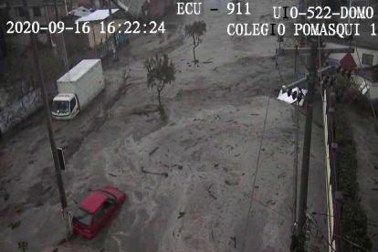 Desbordamiento de una quebrada en Pomasqui, noroccidente de Quito.