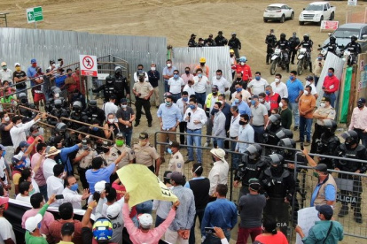 Reacción. El  9 de junio los habitantes de Pedernales pidieron a las autoridades que se cumpla con la obra.