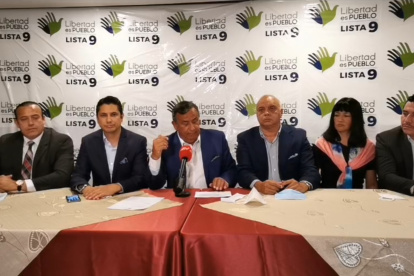 Gary Moreno (c) junto a dirigentes y precandidatos de la organización política en la rueda de prensa en Quito.