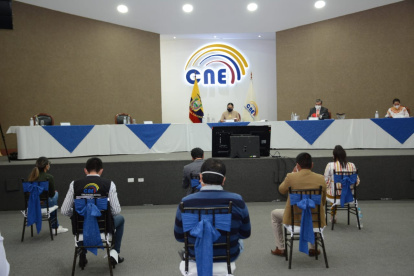 El pleno del CNE tuvo ayer su primera reunión presencial en seis meses. Acudieron tres de los cinco integrantes del organismo.