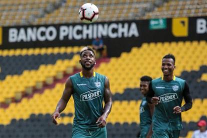 Anthony Bedoya, defensa de Barcelona, fue sancionado por la directiva del Ídolo.