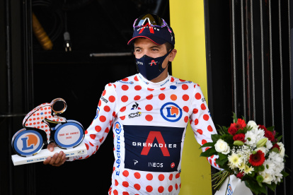 El ecuatoriano, Richard Carapaz, luce la malliot de puntos rojos al conquistar el liderazgo en la clasificación de Montaña.