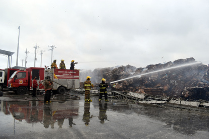 Hasta las 10:00, decenas de bomberos se encontraban aún en el lugar controlando el fuego.