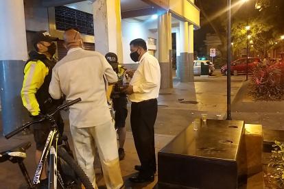 Policías intentan controlar a libadores de la vía pública, cerco del Parque Centenario.