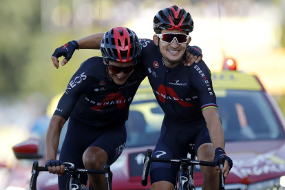 Michał Kwiatkowski, ganador de la etapa 18 del Tour de Francia, cruza la meta junto al ecuatoriano Richard Carapaz.