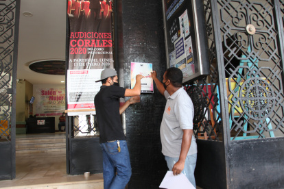 En la Casa de la Cultura se colocan los afiches para la difusión de sus salones de arte.