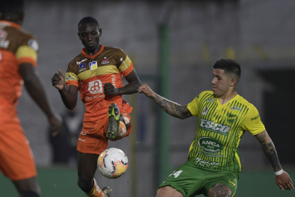 Argentina"s Defensa y Justicia midfielder Enzo Fernandez (R) and Ecuador"s Delfin forward Janner Corozo vie for the ball during their closed-door Copa Libertadores group phase football match at the Norberto Tito Tomaghello Stadium in Buenos Aires, on September 17, 2020, amid the COVID-19 novel coronavirus pandemic. / AFP / POOL / JUAN MABROMATA

 FBL-LIBERTADORES-DEFENSA-DELFIN