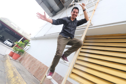 Ney Calderón está imparable, su tiempo se divide entre el teatro y la televisión.