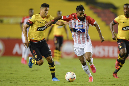 Ecuador"s Barcelona player Bryan Rivera (L) and Colombia"s Junior midfielder, Venezuelan Luis Gonzalez vie for the ball during their closed-door Copa Libertadores group phase football match at the Monumental Banco Pichincha stadium in Guayaquil, Ecuador, on September 17, 2020, amid the COVID-19 novel coronavirus pandemic. / AFP / RODRIGO BUENDIA                     

 FBL-LIBERTADORES-BARCELONA-JUNIOR