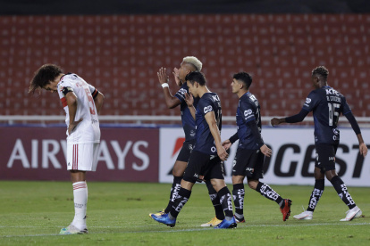 MIentras los Rayados del Valle celebran la goleada, Willian Arao luce desconsolado.